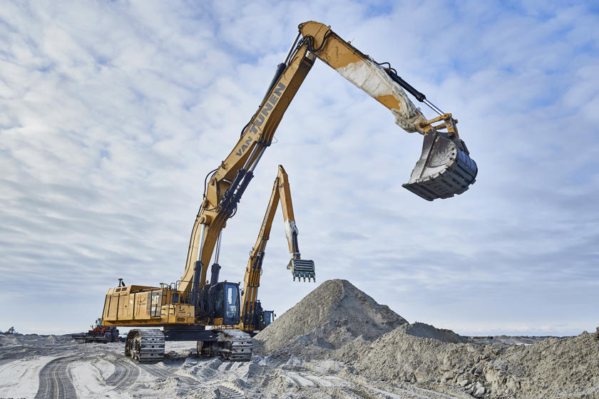 English: Two large excavators are working on the land reclamation site. // Dansk: To store gravemaskiner arbejder på landindvindingsområdet. // Deutsch: Zwei große Bagger arbeiten auf der Landgewinnungsfläche.