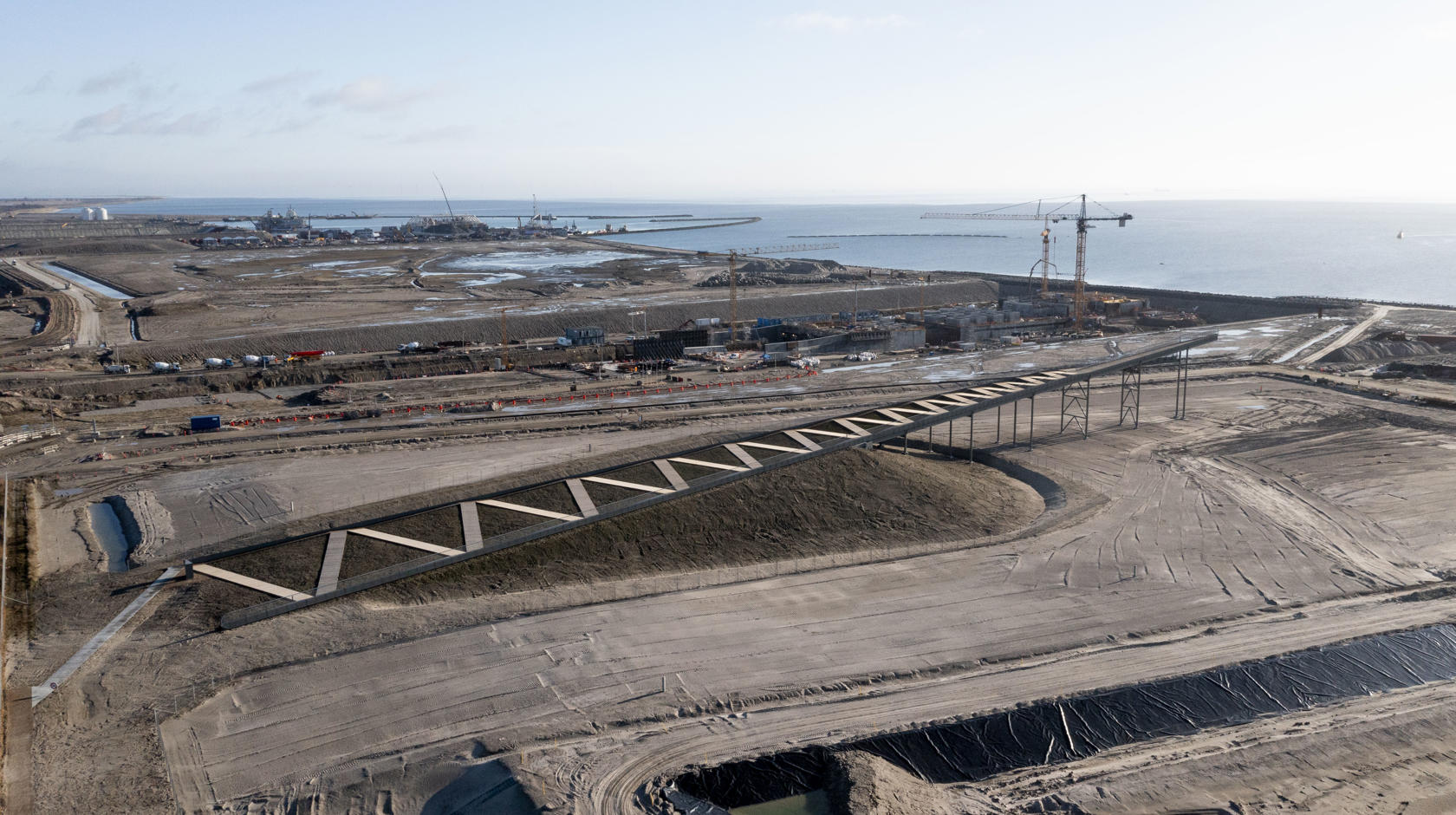 Pilen og udsigten over Femern Bælt-byggeriet