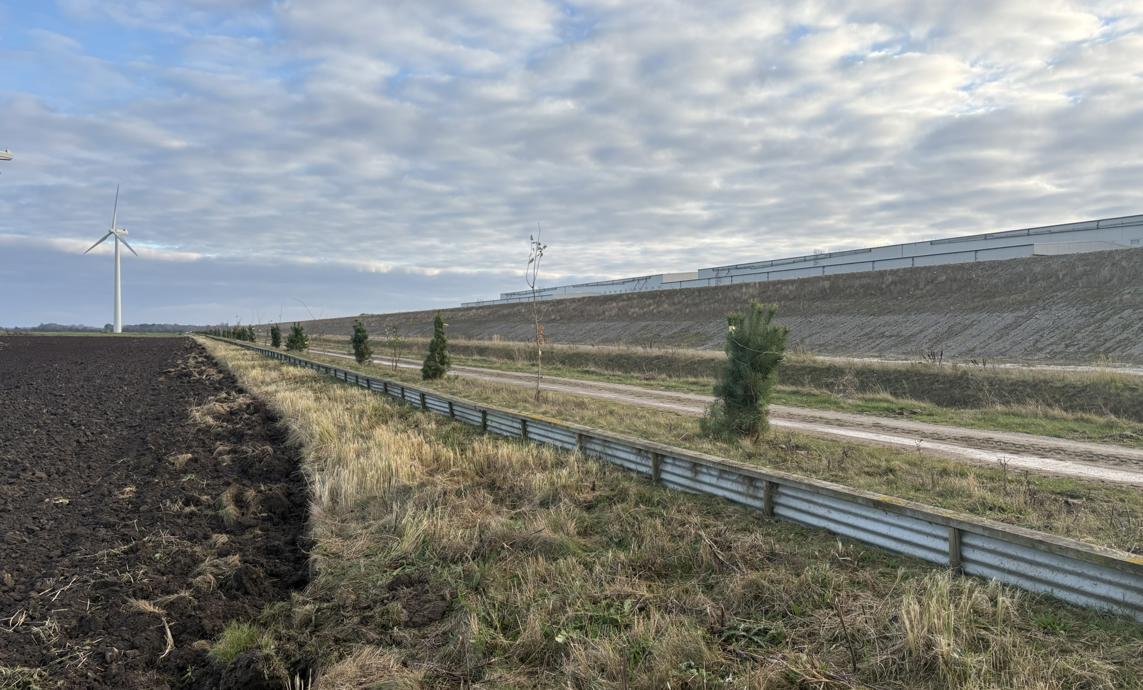 Ny beplantning omkring tunnelfabrikken