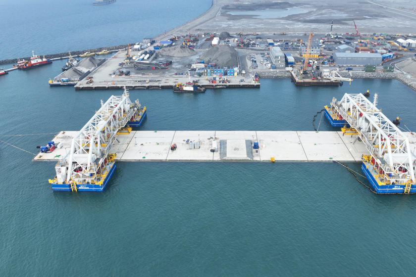 IVY 1 & IVY 2 holder et flydende tunnelelement fast som klemmer. Billedet er taget i den dan-ske arbejdshavn.