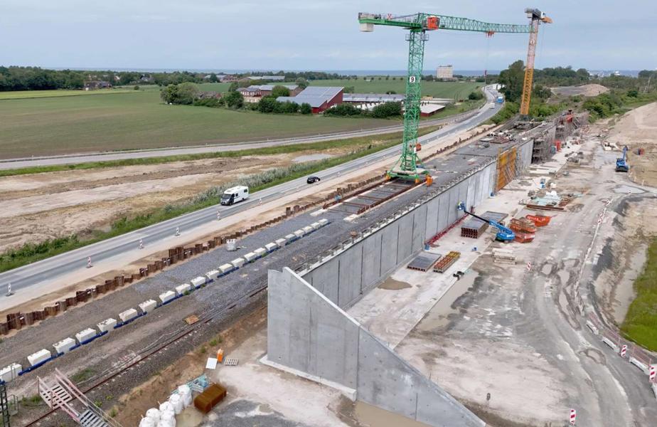 Das Luftbild zeigt das mehr als 200 Meter lange östliche Widerlagen der künftigen Überführung. Der Großteil der Segmente ist bereits betoniert.