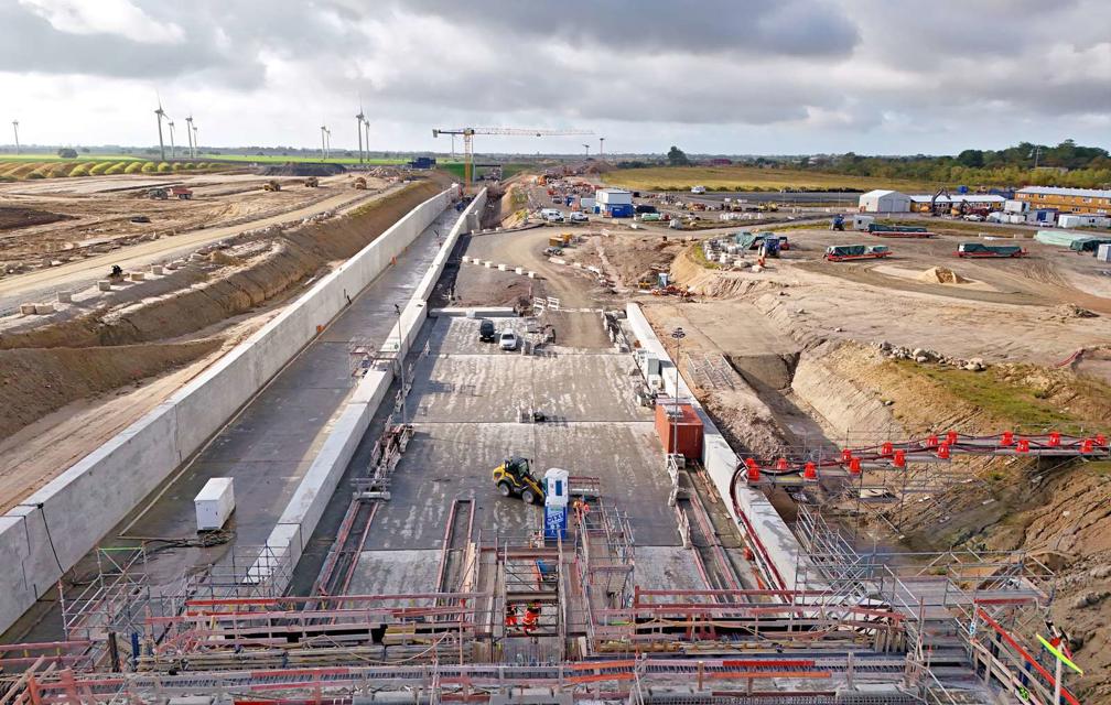 Die Rampe für die Bahngleise in und aus dem Tunnel ist fertig betoniert.