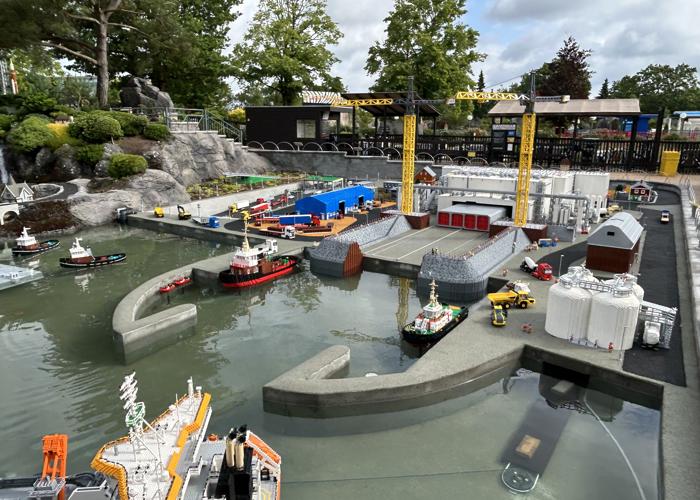 EN: Construction site for the Fehmarnbelt tunnel recreated using Lego bricks. Among other things, a white tunnel factory hall, a tunnel element and various ships. // DE: Aus Legosteinen nachgebaute Baustelle für den Fehmarnbelt-Tunnel. Unter anderem eine weiße Tunnelfabrikhalle, ein Tunnelelement und verschiedene Schiffe. // DA: Byggeplads for Femern Bælt-tunnelen, bygget af Legoklodser. Blandt andet en hvid tunnelfabrikhal, en tunnelelement og forskellige skibe.