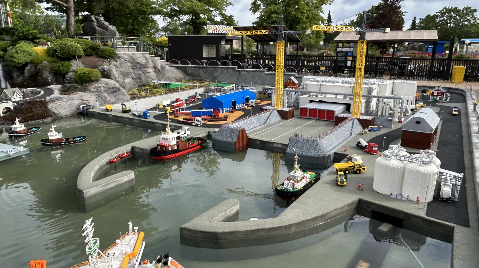 EN: Construction site for the Fehmarnbelt tunnel recreated using Lego bricks. Among other things, a white tunnel factory hall, a tunnel element and various ships. // DE: Aus Legosteinen nachgebaute Baustelle für den Fehmarnbelt-Tunnel. Unter anderem eine weiße Tunnelfabrikhalle, ein Tunnelelement und verschiedene Schiffe. // DA: Byggeplads for Femern Bælt-tunnelen, bygget af Legoklodser. Blandt andet en hvid tunnelfabrikhal, en tunnelelement og forskellige skibe.