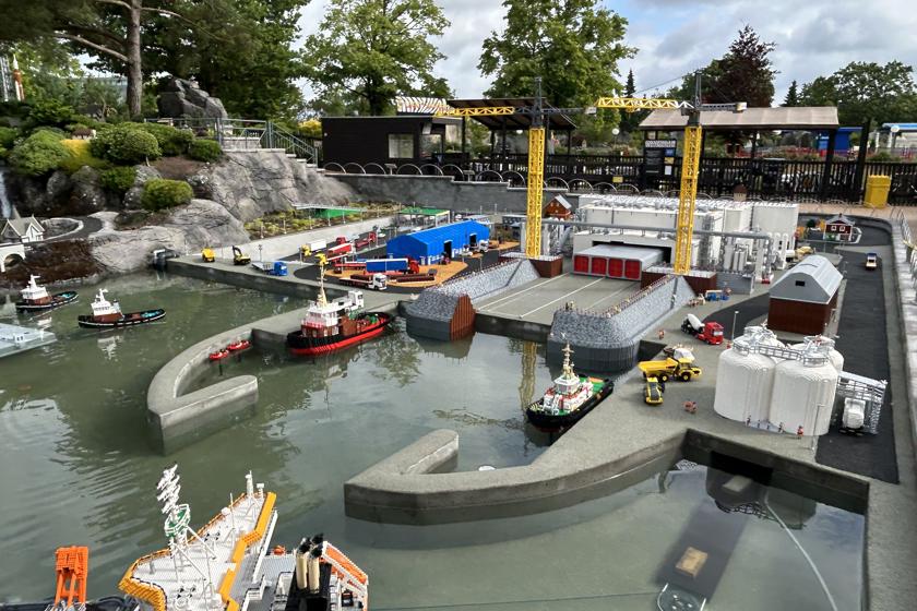 Byggeplads for Femern Bælt-tunnelen, bygget af Legoklodser. Blandt andet en hvid tunnelfabrikhal, en tunnelelement og forskellige skibe.