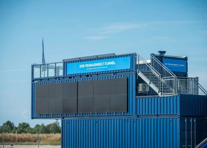 EN: The new viewing platform made from stacked blue containers. // DE: Der neue Aussichts-punkt aus aufeinandergestapelten blauen Containern. // DA: Det nye udsigtspunkt lavet af blå containere stablet oven på hinanden.