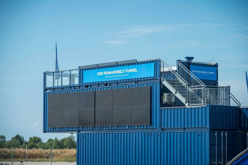 EN: The new viewing platform made from stacked blue containers. // DE: Der neue Aussichts-punkt aus aufeinandergestapelten blauen Containern. // DA: Det nye udsigtspunkt lavet af blå containere stablet oven på hinanden.