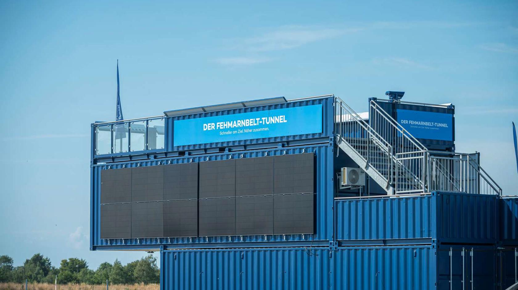EN: The new viewing platform made from stacked blue containers. // DE: Der neue Aussichts-punkt aus aufeinandergestapelten blauen Containern. // DA: Det nye udsigtspunkt lavet af blå containere stablet oven på hinanden.