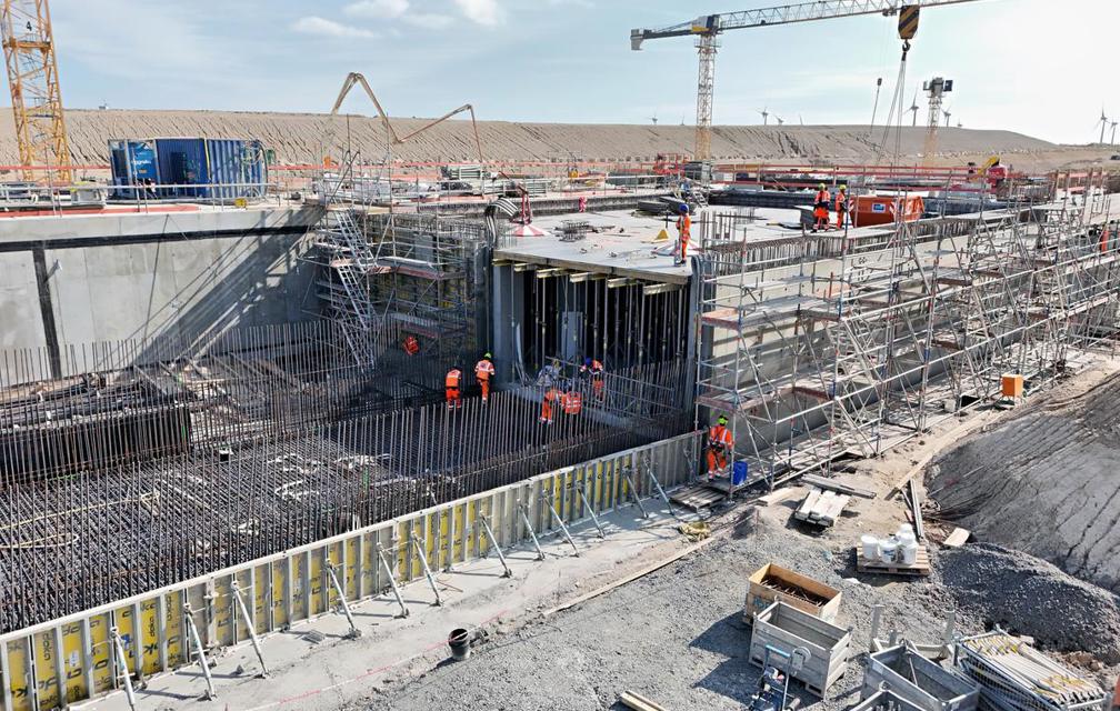 Das Bild zeigt Betonage- und Bewehrungsarbeiten am Betriebsgebäude.