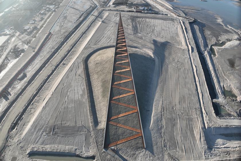 Udsigt fra udsigtsplatformen Pilen. En rampe, der løber spids til med en zigzag-sti opad.