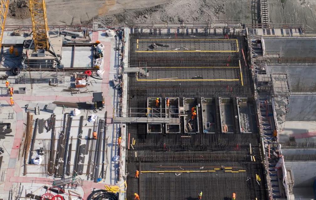 Drohnenfoto von Betonage- und Bewehrungsarbeiten am Tunnel in offener Bauweise.