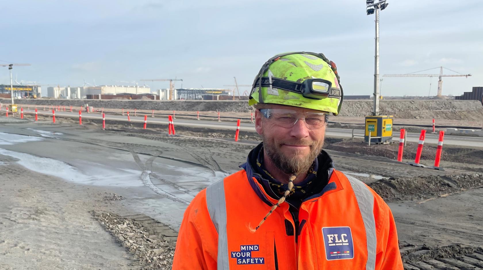 "Femern Agency medvirkede til, at jeg blev ansat i januar 2022 i Femern Link Contractors", fortæller Bjarni Gudmundsson, uddannet bygningsstruktør og i dag er formand for et betonhold på fabriksbyggepladsen.