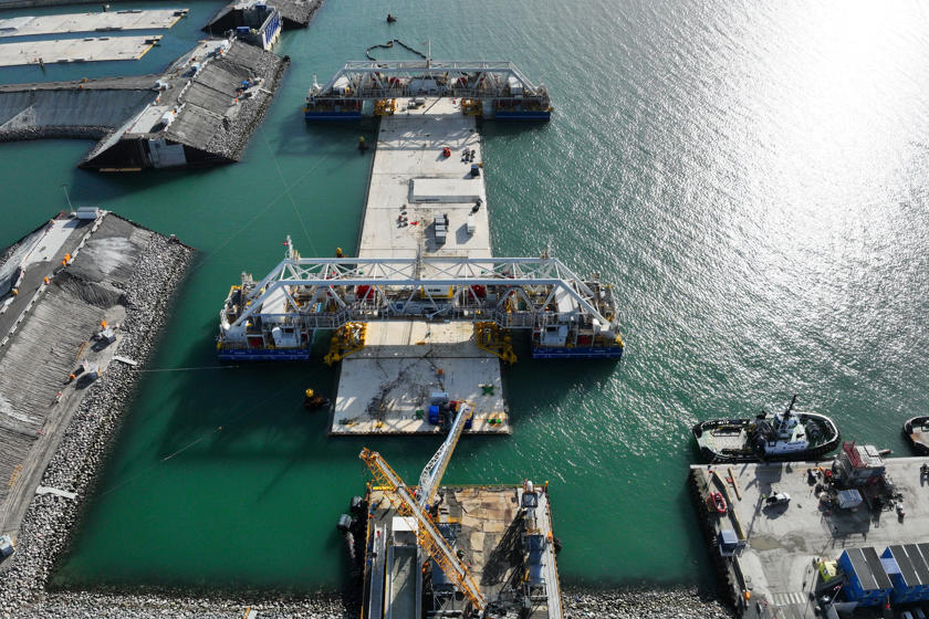 IVY 1 & IVY 2 holder et flydende tunnelelement fast som klemmer. Billedet er taget i den dan-ske arbejdshavn.