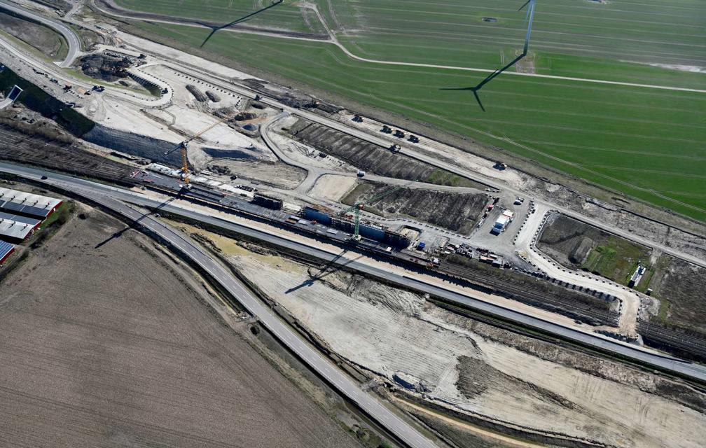 Ein Luftbild zeigt den Bau der Überführung der E47 über die Gleise zum Fährhafen.