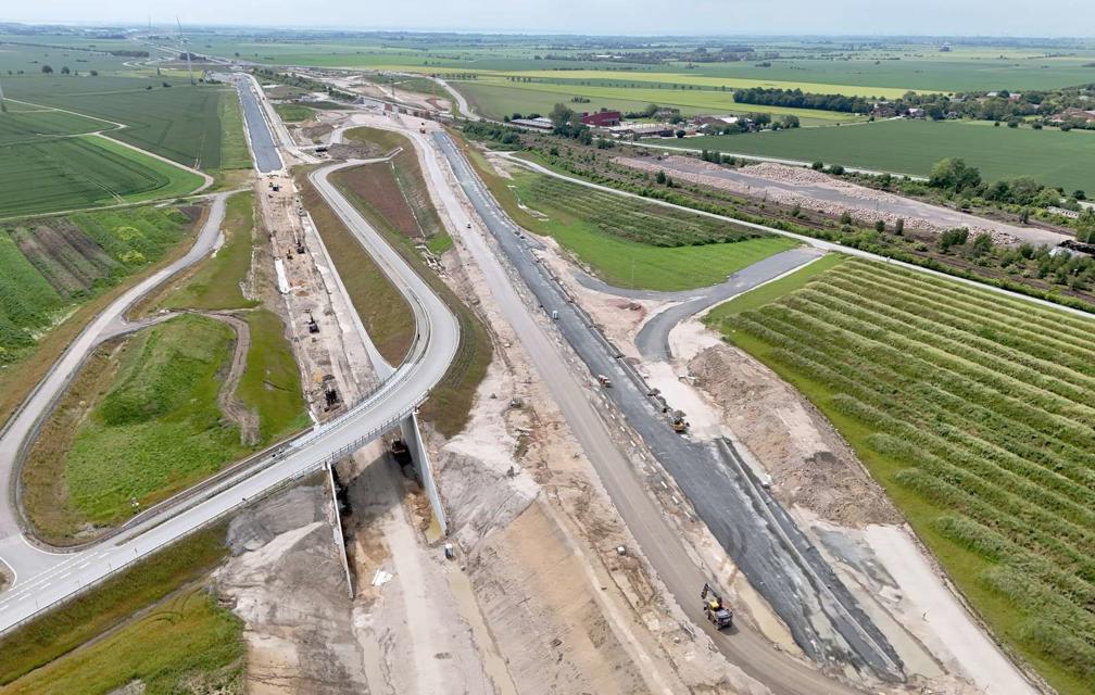 Dieses Luftbild zeigt die Brücke des Marienleuchter Weges über die Bahntrasse.