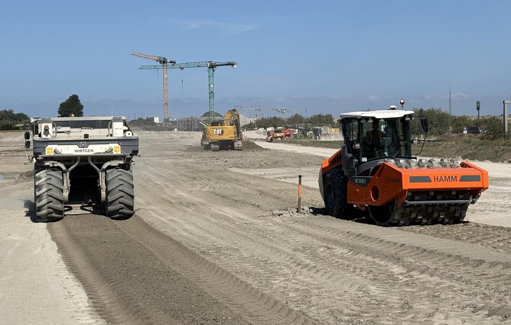 Der Autobahn-Damm direkt neben der Überführung für die künftige E47 über die Bahngleise zum Fährhafen wächst Stück für Stück.