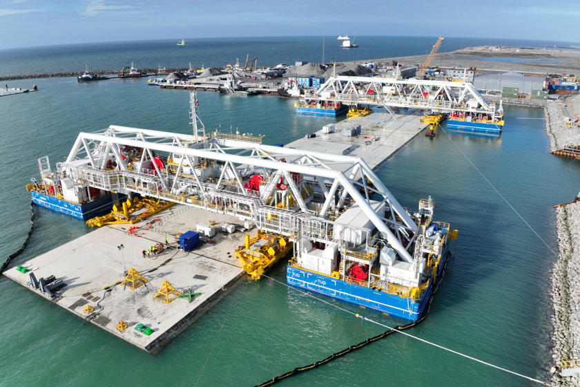 IVY 1 & IVY 2 holder et flydende tunnelelement fast som klemmer. Billedet er taget i den danske arbejdshavn.