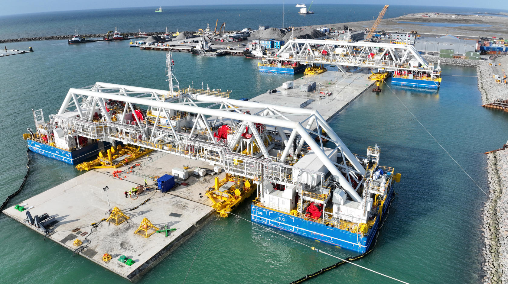 IVY 1 & IVY 2 holder et flydende tunnelelement fast som klemmer. Billedet er taget i den danske arbejdshavn.