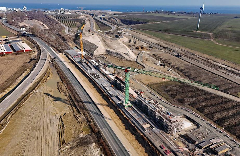 Dieses Luftbild zeigt den Bau der Überführung über die Bahngleise zum Fährhafen für die spätere E47.