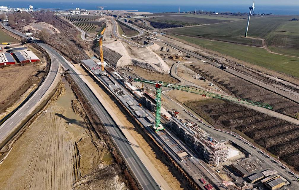 Dieses Luftbild zeigt den Bau der Überführung über die Bahngleise zum Fährhafen für die spätere E47.