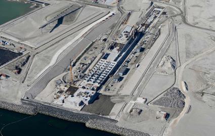 English: The Danish tunnel portal at Rødbyhavn. The light passages in the concrete ceiling for the light transition zone are visible. // Dansk: Den danske tunnelportal ved Rødbyhavn. Man kan se lysåbningerne i betonen i loftet til lysovergangszonen. // Deutsch: Das dänische Tunnelportal bei Rødbyhavn. Man erkennt die Lichtdurchlässe im Beton der Decke für die Lichtübergangszone.