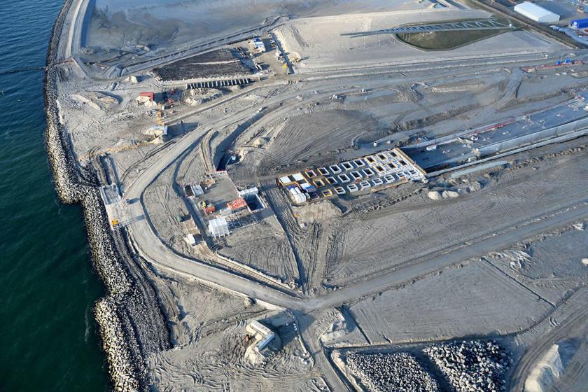 Das dänische Tunnelportal auf Lolland. Die Tunneleinfahrt ist gut erkennbar, ebenso die Aussparungen in der Tunneldecke für die Lichtübergangszone. Der Rest des an Land gebauten Tunnelabschnitts ist mit Erde überdeckt.