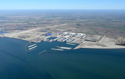 Den danske tunnelbyggeplads. I arbejdshavnen ligger adskillige arbejdsskibe og en tunnelelement.