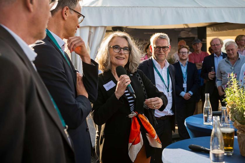 EN: State Secretary Henkel with a microphone during her speech. // DE: Staatssekretärin Henkel mit Mikrofon während ihrer Rede. // DK: Statssekretær Henkel med mikrofon under sin tale.