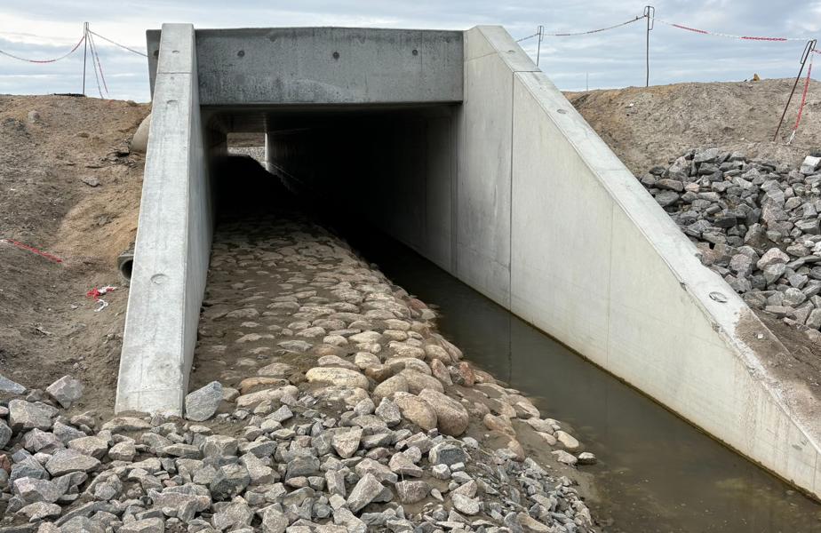 Der Wildtierdurchlass besteht aus einen tiefer gelegenen Bereich für den Abfluss des Wassers und einer Art Weg für Tiere.