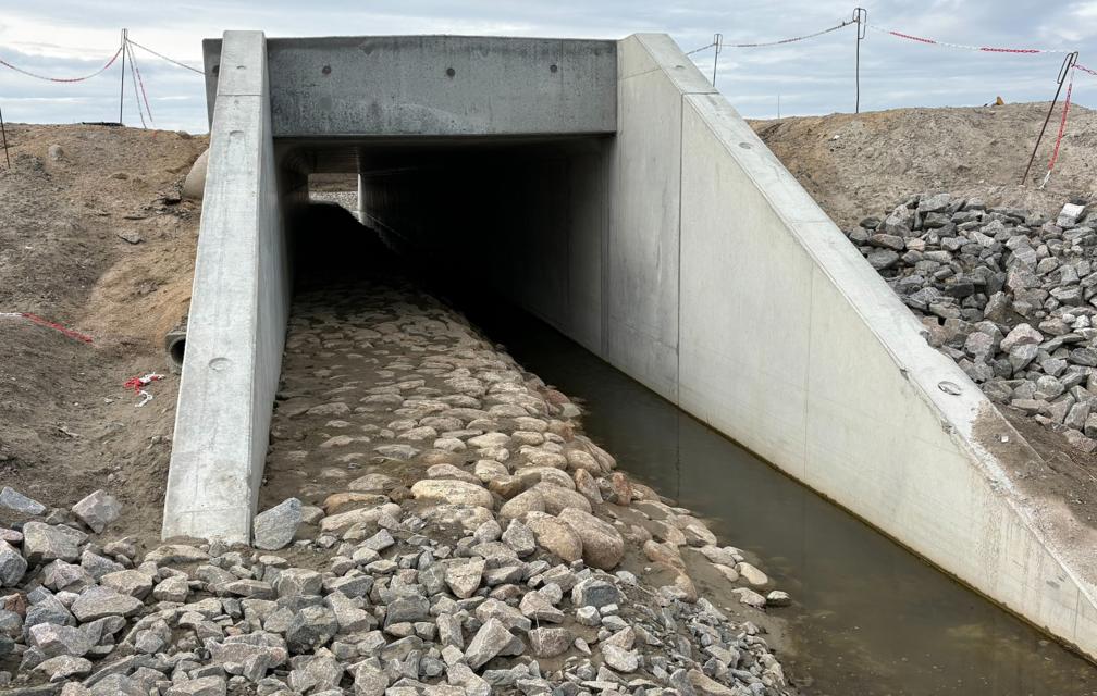 Der Wildtierdurchlass besteht aus einen tiefer gelegenen Bereich für den Abfluss des Wassers und einer Art Weg für Tiere.