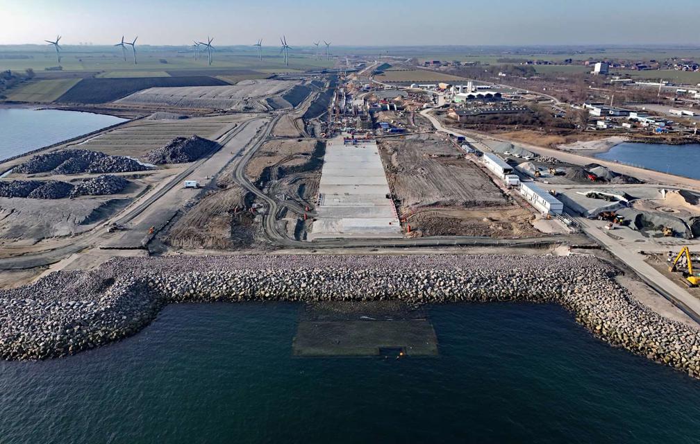 Zu sehen ist der in offener Bauweise entstandene Teil des Fehmarnbelt-Tunnels auf Fehmarn aus Blickrichtung Norden. Der vordere Teil ist bereits im Wasser.