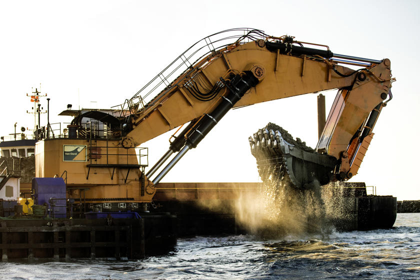 English: A dredging vessel excavates material from the seabed.// Dansk: En gravskib udgraver materiale fra havbunden.//Deutsch: Ein Baggerschiff hebt Material vom Meeresboden aus.