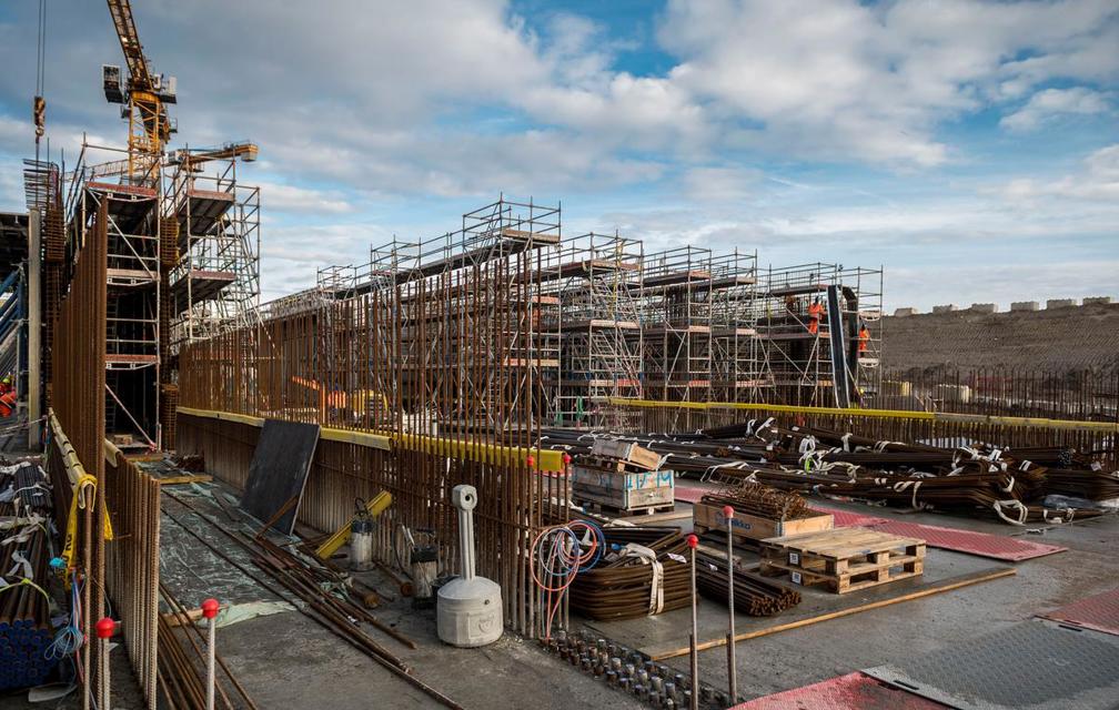 Das Bild zeigt die Bewehrungsarbeiten am deutschen Tunnelportal
