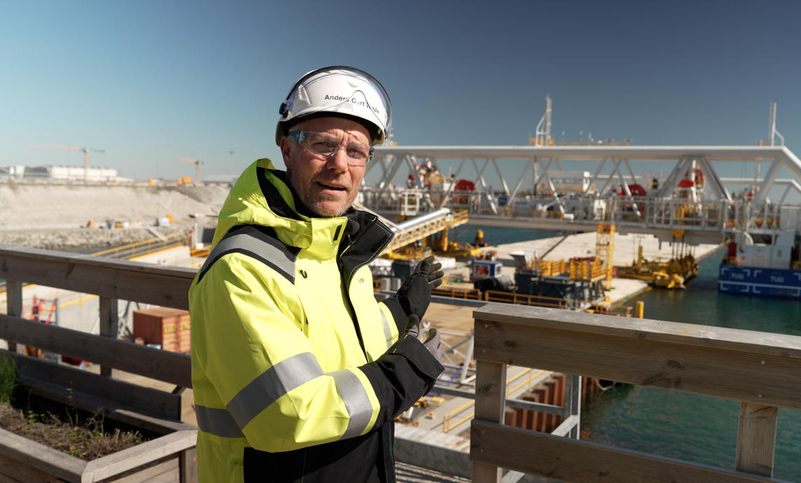 First tunnel element prepared for immersion