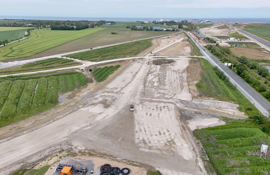 Das Foto in Blickrichtung Süden zeigt eine vorbereitete Fläche, auf der jetzt ein Damm für die Brückenzufahrt errichtet wird.