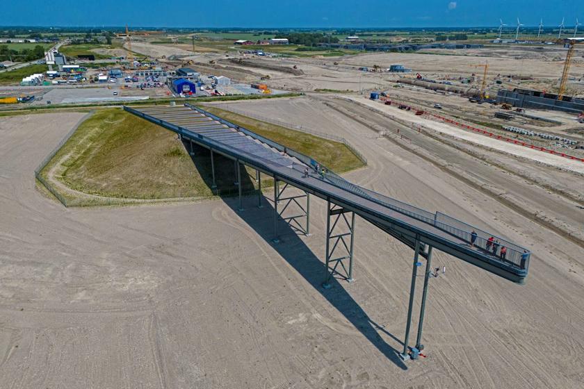 EN: View from above of the Pilen viewing platform. A ramp that tapers to a point with a zigzag path leading upwards. // DE: Blick von oben auf die Aussichtsplattform Pilen. Eine Rampe, die spitz zuläuft mit einem Zick-Zack-Pfad nach oben.  // DA: Udsigt fra udsigtsplatformen Pilen. En rampe, der løber spids til med en zigzag-sti opad.