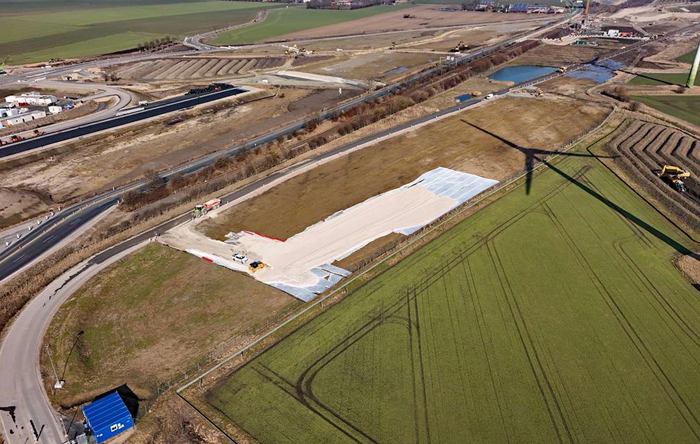 Das Foto zeigt den Bereich der Baustelle Puttgarden im Bereich Tor 1 aus südöstlicher Richtung als Luftbild. Zu erkennen ist die Baustelleneinrichtungsfläche für den Bau der Bahntrasse. 