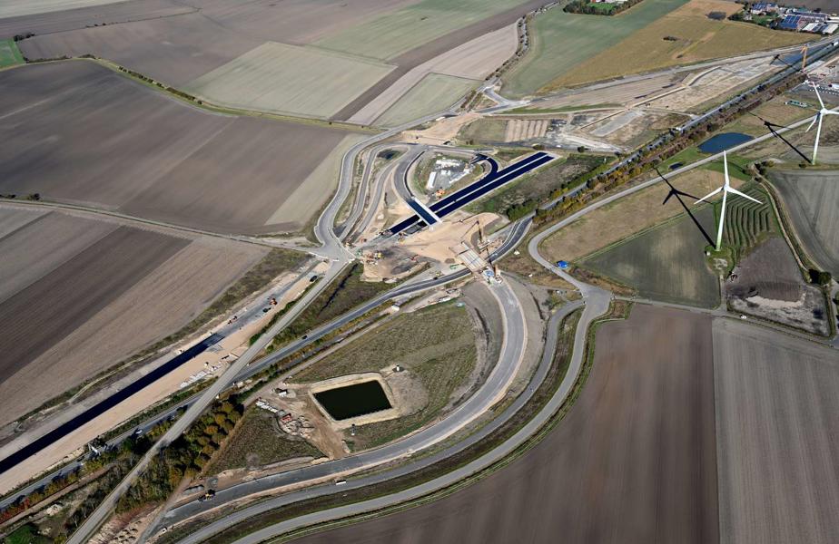 Dieses Luftbild zeigt den Bereich der im Bau befindlichen neuen B 207 Anschlussstelle Puttgarden im Oktober 2025.