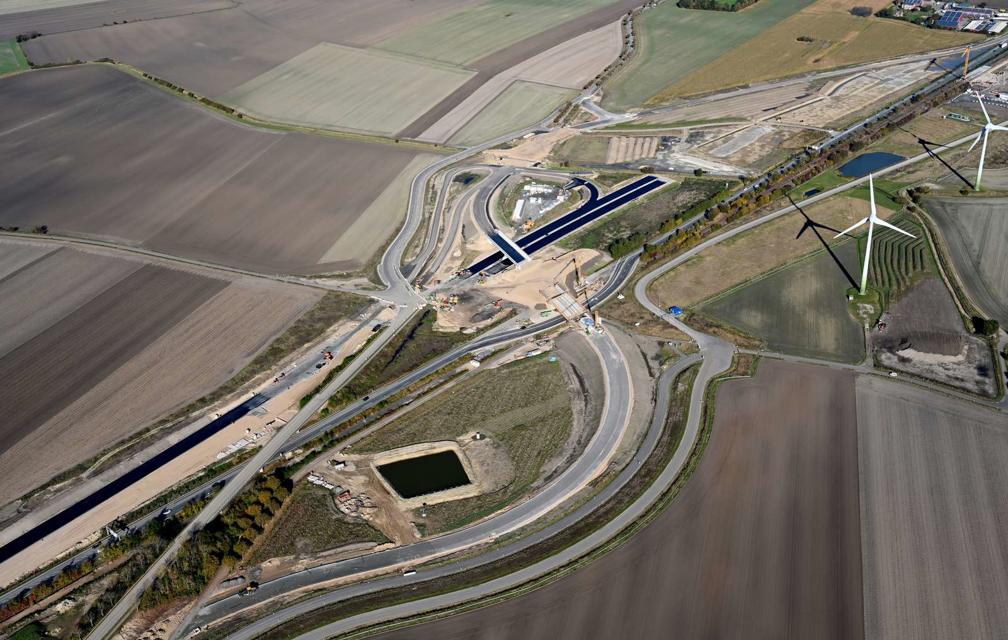 Dieses Luftbild zeigt den Bereich der im Bau befindlichen neuen B 207 Anschlussstelle Puttgarden im Oktober 2025.