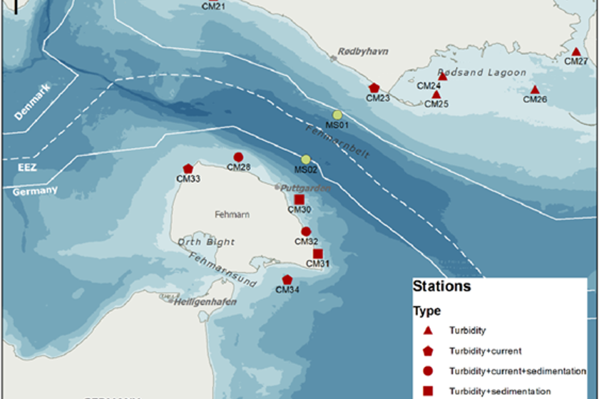 EN: A map of the Fehmarnbelt showing the measuring stations used to assess water quality. // DK: Et kort over Fehmarnbelt med måleestationerne til vurdering af vandkvaliteten. // DE: Eine Karte des Fehmarnbelts auf der die Messstationen zur Auswertung der Wasserqualität.