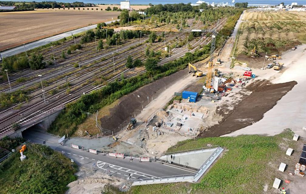 Das Luftbild in Blickrichtung Norden zeigt Straßenbauarbeiten - links die alte Unterführung des Marienleuchter Weges, rechts die neue Unterführung unterhalb der neuen E47