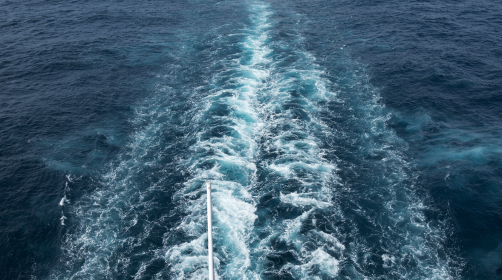 EN: The wake of a ship // DK: Et skibs hækbølge // DE: Die Heckwelle eines Schiffs
