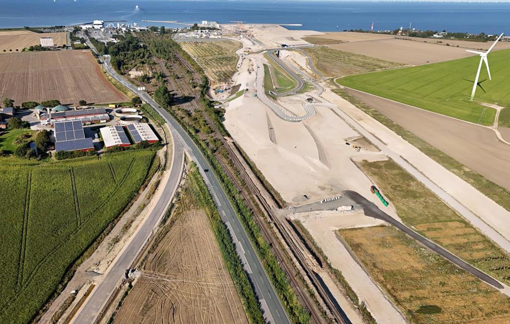 Luftfoto in Blickrichtung Norden: Vorne der bisherige Verlauf der B207 und der Bahntrasse, hinten die Tunneleinfahrt.