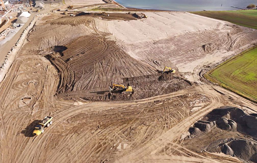 Auf der Baustelle bei Puttgarden lagerten einst etwa 730.000 Kubikmeter Material aus dem Aushub des Tunnelgrabens.