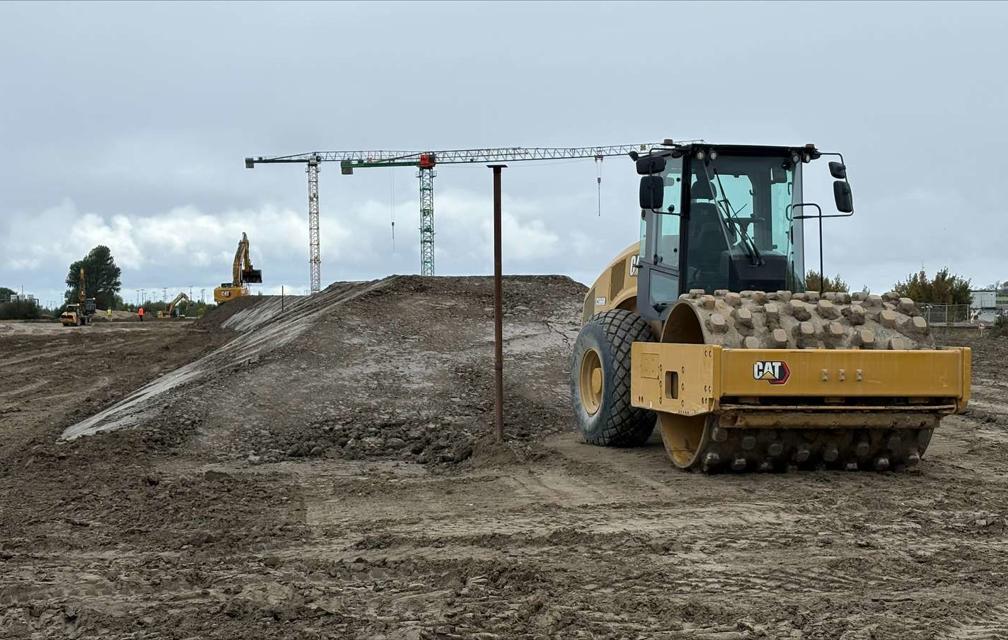 Für den Damm der E47 müssen 200.000 Kubikmeter Material aufgeschüttet werden.